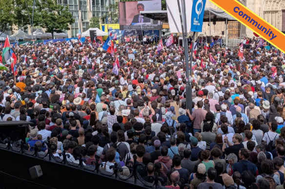 LFi-sympathisanten luisteren naar de toespraak van Jean-Luc Mélenchon. Foto: LFI