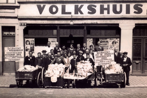 Solidariteitsactie in juli 1937 aan het Volkshuis van Sint-Amandsberg in Gent. Foto: AMSAB-ISG, Gent
