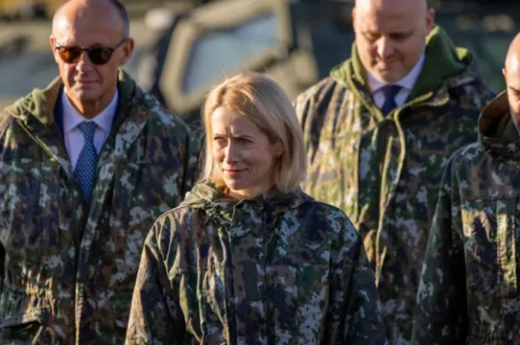 Politieke leiders in militaire outfit moeten de geesten rijp maken voor oorlog. Bondskanselier Friedrich Merz (l) naar EC-vicevoorzitter Kaja Kallas. Foto: eeas.europe.eu/Public Domain 