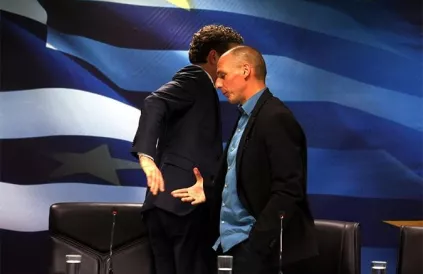 Kouder dan dat kon een handdruk moeilijk zijn... Dijsselbloem ontwijkt Varoufakis na hun allereerste persconferentie in Athene (twitter.com)
