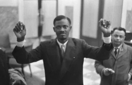 Patrice Lumumba toont in januari 1960 zijn verwonde polsen, na zijn vrijlating uit de gevangenis. Zes maand later is hij eerste minister. Nog zes maand later wordt hij vermoord in opdracht van de Belgische regering. Foto: Public Domain