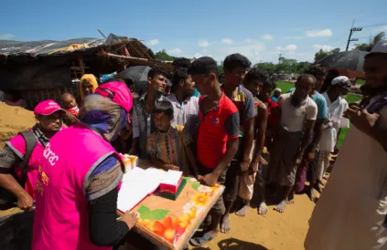 Mensen uit Rakhine ontvangen humanitaire hulp. Bron: Flickr