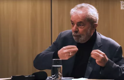 Voormalig president Lula tijdens het interview met Glenn Greenwald in de gevangenis. Foto: Screenshot The Intercept