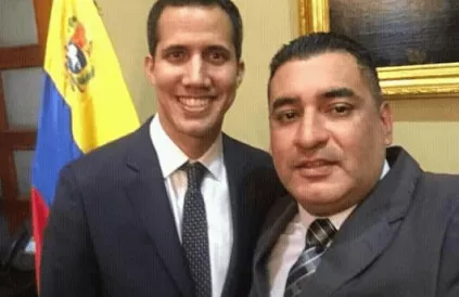 Kevin Rojas in een selfie met Juan Guaidó kort na zijn benoeming tot gezant van de 'president' in Colombia, nu geschorst in afwachting van het corruptie-onderzoek in Colombia. Bron: Screenshot ultimasnoticias.com.ve