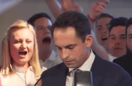 Jonge achterban Vlaams Belang tijdens overwinningsspeech van Tom Van Grieken na de verkiezingen op 26 mei 2019. Bron: Screenshot VRT NWS