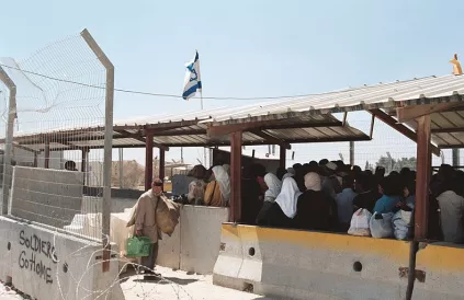 Checkpoint bij Ramallah. Bron: Wikimedia Commons