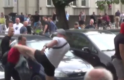 Een 14-jarige jongen die op 20 juli in Białystok meestapte in de mars voor gelijkheid werd door een homofoob fysiek aangevallen. De dader is later opgepakt. Bron: Screenshot Instagram Karol Radziszewski