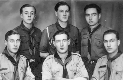 Een week na de Duitse inval op 10 mei 1940 vertrekt Frans Reyniers (linksonder) richting Frankrijk met vijf vrienden uit hun dorp, nog boordevol enthousiasme om zich te verzetten.  Foto: archief Jan Reyniers