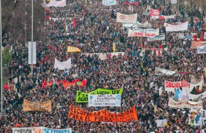 In Chili woeden al jaren massale sociale protesten tegen het neoliberale beleid van de regering,(2019). Foto: artificialorder.wordpress.com