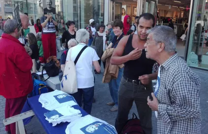 Om 17 uur komen de actievoerders samen aan een bank op het Muntplein. Foto: Lode Vanoost