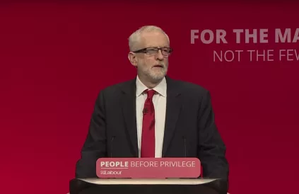 Jeremy Corbyn geeft zijn slottoespraak op het partijcongres. Foto: Screenshot YouTube