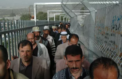 Checkpoint Bethlehem, Palestijnse arbeiders schuiven aan vanaf 4 AM om te gaan werken in Jeruzalem om 8 AM.