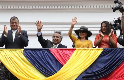 Op 3 april 2017 zat pas verkozen president Lenín Moreno (hij is verlamd aan beide benen) nog broederlijk samen met voorganger Rafael Correa op het balkon van het presidentieel paleis. Foto: Agencia de Noticias ANDES / CC BY 2:0