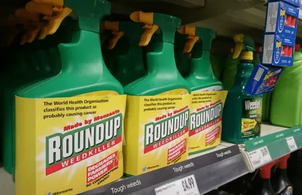 Deze flacons Roundup met 'ongevaarlijk' glyfosaat werden door activisten in de VS omwikkeld met een andere boodschap. Foto: GlobalJusticeNow