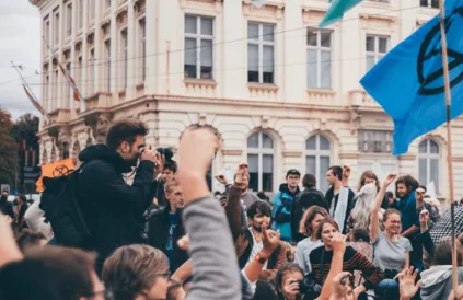 Geweldloze actie van 12 oktober op het Koningsplein te Brussel, kort voor ze zonder aanleiding  en zonder enige waarschuwing of overleg door de politie brutaal werden uiteengedreven. Foto: Screenshot Twitter Extinction Rebellion Belgium