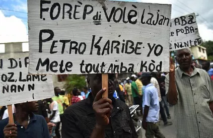 'Stop het stelen van geld van PetroCaribe'. Foto: Medyalokal/CC 4:0