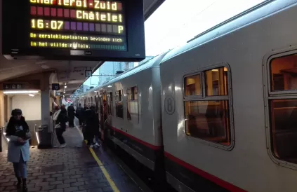 P-trein Brussel-Charleroi op spoor 12 in Brussel-Noord. Foto: Lode Vanoost