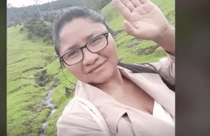 Twintig uur na het uitzenden van een audioboodschap achter deze foto waarin zij haar onrust uitdrukte over een nipt mislukte aanslag, werd Cristina Bautista vermoord door dezelfde daders. Foto: screenshot democraynow.org