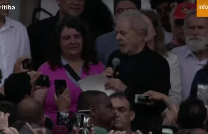 Lula spreekt de talrijke menigte toe aan de uitgang van de gevangenis in Curitiba. Foto : screenshot YouTube