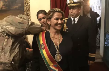 Jeanine Añez legt de eed af als interim-president. Foto: screenshot Facebook
