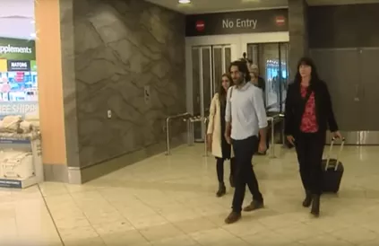 Na 2.269 dagen gevangenschap in  Manus, de Australische Goelag, komt Behrouz Boochani op 14 november toe als een vrij man in de luchthaven van Christchurch, Nieuw Zeeland. Foto: Screenshot TVNZ (openbare zender)