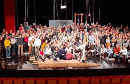 Het publiek kwam solidair mee het podium op na de voorstelling Salon Secret, cc Zwaneberg.