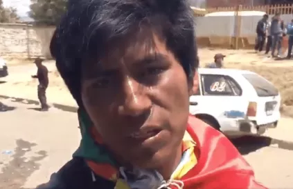 Deze man legt uit dat zijn broer Marco Vargas Martinez, 30 jaar oud, overleden is door een kogel achter in zijn nek vanuit een helikopter. Foto: Twitter @Marco_Teruggi