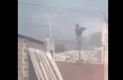 Een soldaat vuurt op omstaanders aan de gasopslagplaats Senkata in El Alto. Foto: Bron bekend bij de redactie
