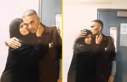 Sami Abu Diak samen met zijn moeder enkele dagen voor zijn overlijden in een gevangenis van het Israëlisch bezettingsleger. Foto: daysofpalestine.com