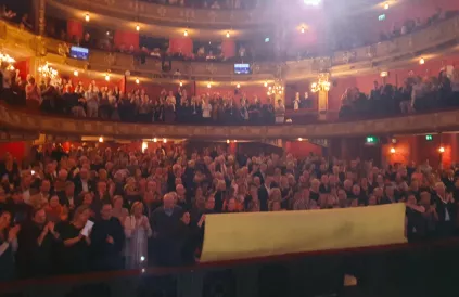 Publiek solidair tegen de cultuurbesparingspolitiek in Opera Antwerpen. Eat that, Jambon.