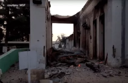 Het NATO-bombardement op een hospitaal van Médecins Sans Frontières (MSF) in Kunduz met 43 doden en 30 gewonden werd in de media afgedaan als een tragische 'vergissing'. Foto: Screenshot YouTube MSF