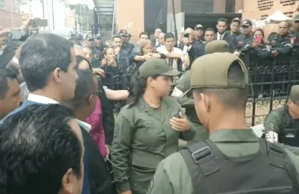 Juan Guaidó (blauwe vest) weigert binnen te gaan om 13:02 plaatselijke tijd. Foto: Twitter Orlenys OV (volledig beeldverslag in artikel)