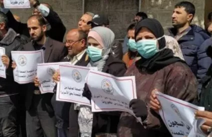Palestijnse betogers in Gaza eisen medische verzorging voor vier besmette Palestijnen in een gevangenis in Israël. Foto: palestinechronicle.com