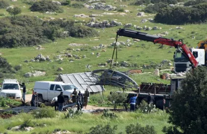 Een kraan laadt de tentsteunelementen op. Foto: Aref Daraghmeh/ btselem.org