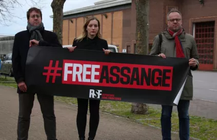 Christian Mihr, Rebecca Vincent en Christophe Deloire aan Belmarsh Prison. Foto: RSF