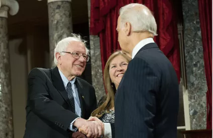 Bernie en Jane Sanders en Joe Biden in 2013. Foto: sanders.senate.gov