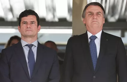 Nog broederlijk verenigd in 2018, minister van Justitie Sérgio Moro (l), voormalig rechter van Lula, naast president Jair Bolsonaro. Foto: Marcos Correa/WikiMedia Commons