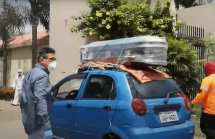 In de tropische hitte kan de plasticfolie rond de kist na vijf dagen wachten voor een funerarium in Quito de penetrante stank niet verhullen. Foto: screenshot YouTube Channel4