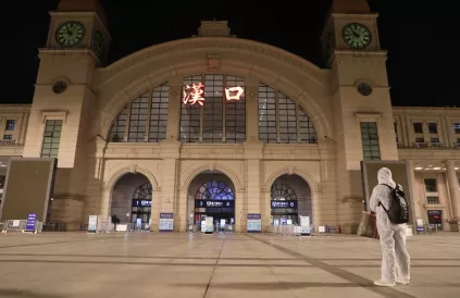 In Wuhan gaan de stations terug open zodat duizenden mensen die er opgesloten zaten eindelijk naar huis kunnen