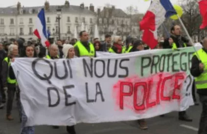 "Wie beschermt ons tegen de politie?". Foto: Guillaume70/WikiMedia Commons