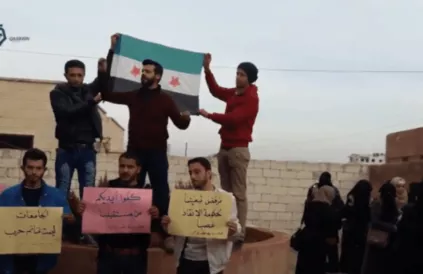 Studentenprotest tegen Hayat Tahrir al-Sham. Foto: Qasioun News Agency / creative commons