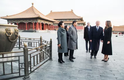 Donald Trump en Chinees president Xi Jinping tijdens een bezoek aan de Verboden Stad in 2017. Foto: Shealah Craighead/White House Photo Office/Public Domain).