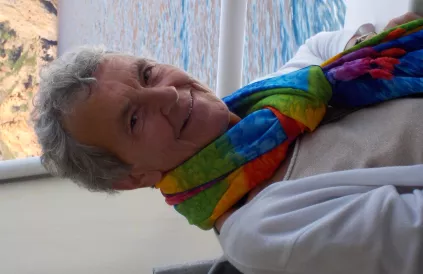 Monika Triest met rainbow sjaal
