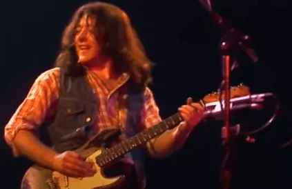 Rory Gallagher met zijn Stratocaster.. Foto: screenshot Youtube
