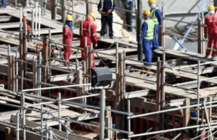 Bouwvakkers aan het werk voor een nieuw stadion in Qatar. Bron: Amnesty International Vlaanderen