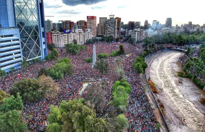 Op 25 oktober 2019 ging de grootste betoging ooit in Chili door, hier op de Plaza Baquedano in de hoofdstad Santiago de Chile. Corona legde de protesten stil, maar de wil om door te gaan is onverminderd. Foto Hugo Morales/CC BY-SA 4:0