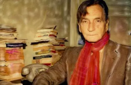Albert Cossery op zijn kamer in Hôtel La Louisiane, Parijs. Foto: Fair Use