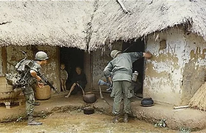 Vietnam, checking house during patrol, 10/06/1966. Foto: Lawrence J. Sullivan, Wikimedia Commons / Public Domain