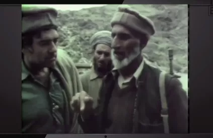 Een islamitisch fundamentalist vertelt in 1980 aan CNN-reporter Dan Rather (met gepaste kledij) welke Amerikaanse wapens ze nodig hebben tegen de Russen. Foto: screenshot thegrayzone.com