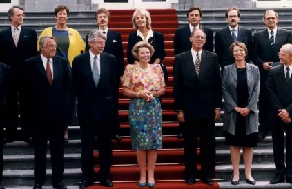 Een enthousiaste ploeg, een charismatisch leider. De regering Kok I start in 1994. Foto: Rijksoverheid.nl